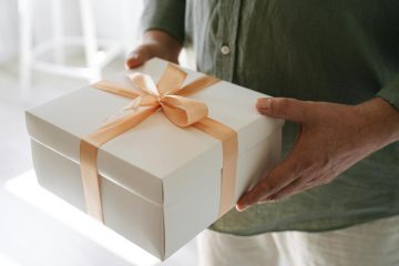 Idei de cadouri pentru pasionații auto: de la camere de bord la gadgeturi inovatoare