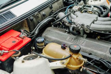 Top 5 greșeli frecvente care scurtează durata de viață a bateriei mașinii tale