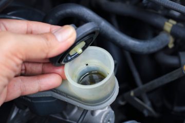 Ce se întâmplă dacă conduci cu un nivel scăzut de lichid de servodirecție?